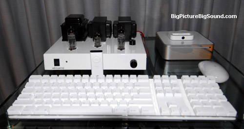 almarro-amp-ipod-white-with.jpg