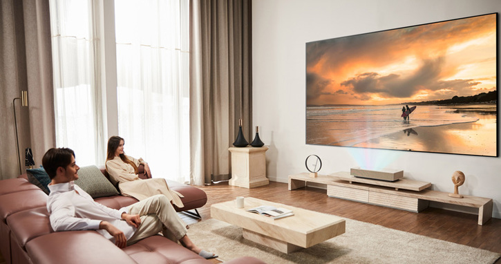 LG-CineBeam-Lifestyle_02-800.jpg