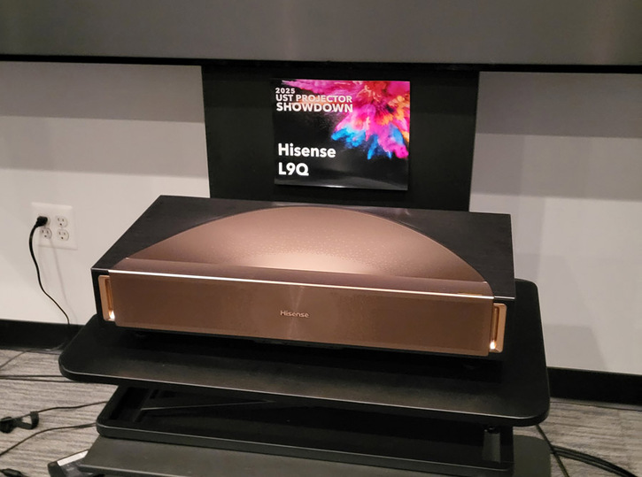 20251108_185033-Hisense-L9Q-900px.jpg